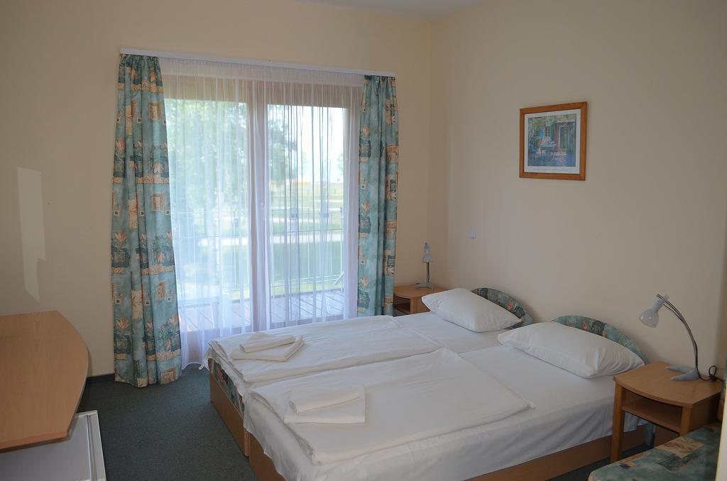 Hotel Holiday Siofok Luaran gambar