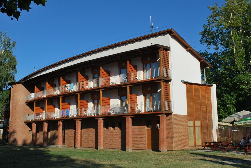 Hotel Holiday Siofok Luaran gambar