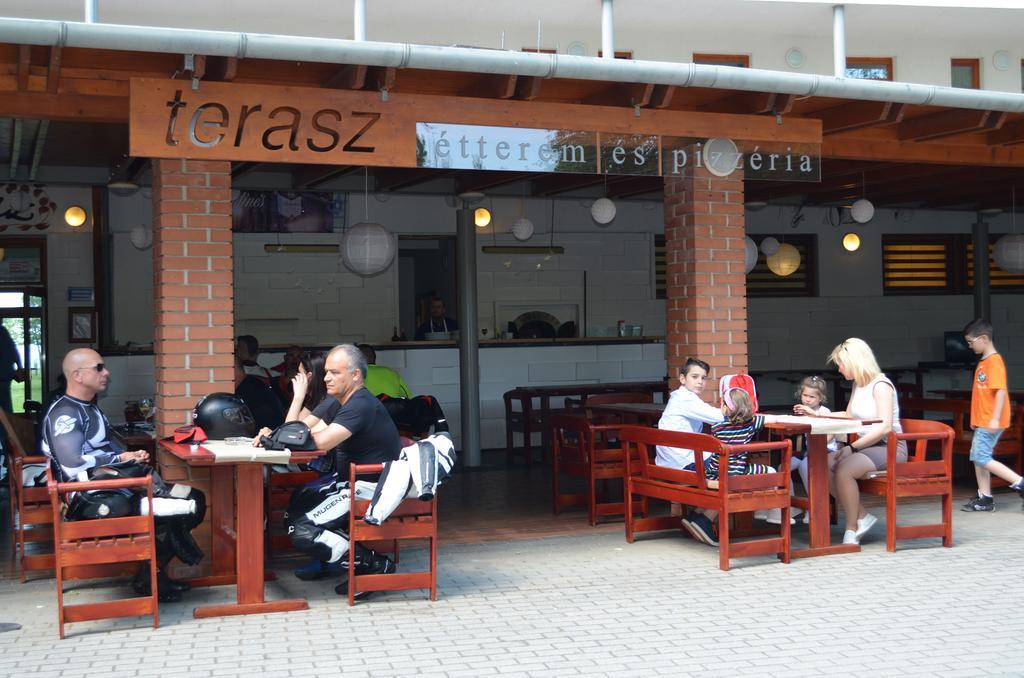 Hotel Holiday Siofok Luaran gambar
